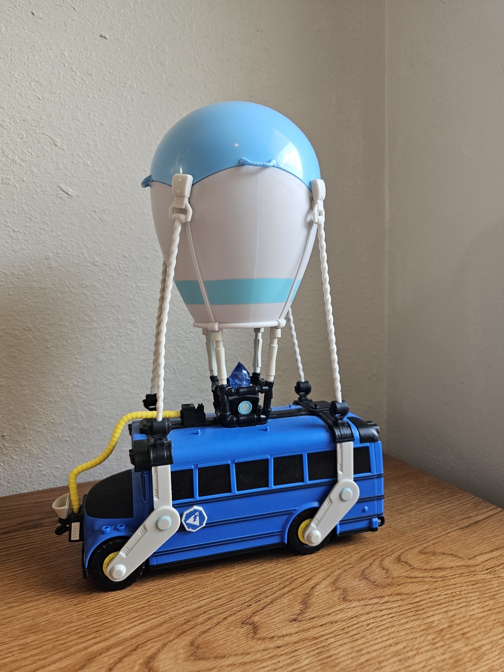 Fortnite Battle Bus 2018 Epic Games Moose 14 Inch Toy Vehicle Ballon - Picture 10 of 14
